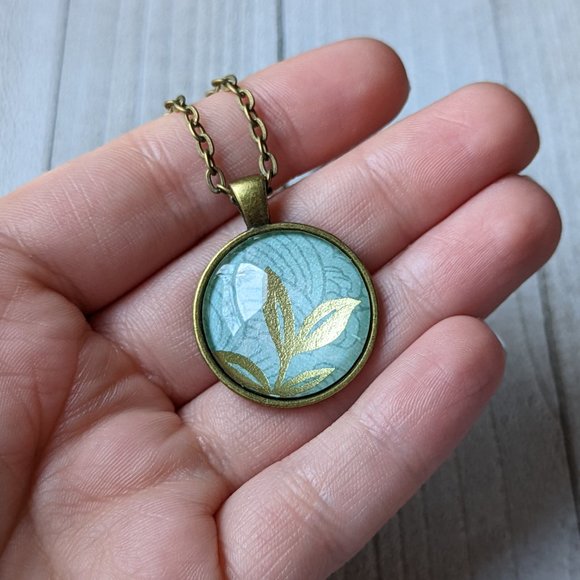 Glass Dome Cabochon Necklace with Gold Leaves & Pale Green Lines Pattern - Picture 2 of 16